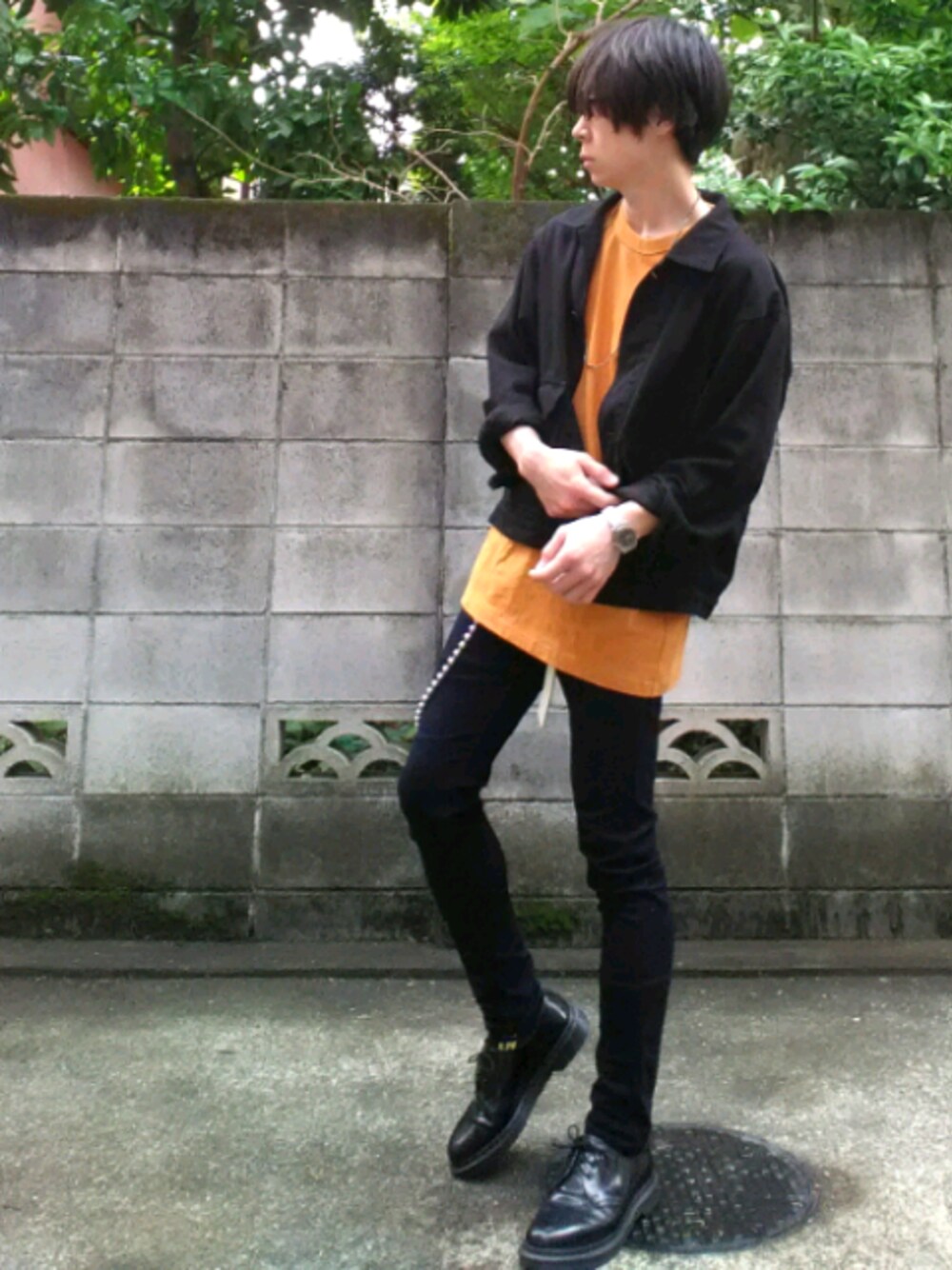 「LIDnM、カバーオール、ウォレットチェーン、スキニーデニム、シンプル、Dr.Martens、UNIQLO、プチプラ、春コーデ、オーバーサイズ」｜「LIDNMのLIDnM/リドム/ガーメントダイカバーオール(L18SS-100)（カバーオール、ブラック系）」を使った、まこと さん（メンズ・170cm）の春コーディネートの1枚目の写真