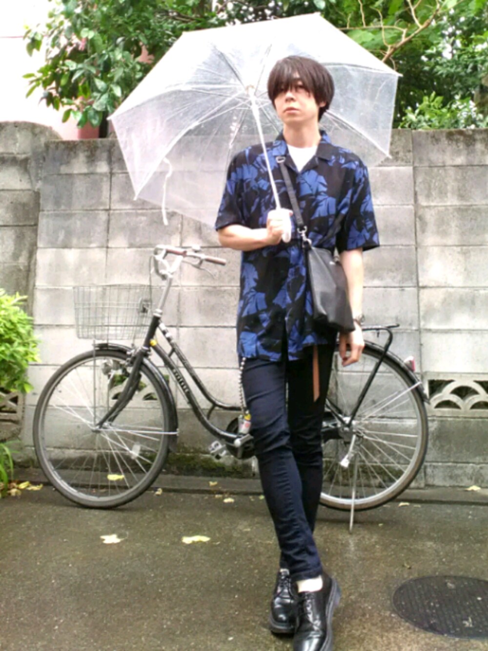 「LIDnM、スキニーデニム、Dr.Martens、雨の日コーデ、オープンカラーシャツ、柄シャツ、シンプル、カジュアルコーデ、サコッシュ、春コーデ」｜「Hender SchemeのHender Scheme(エンダー スキーマ) tail belt（ベルト、ホワイト系）」を使った、まこと さん（メンズ・170cm）の夏コーディネートの1枚目の写真