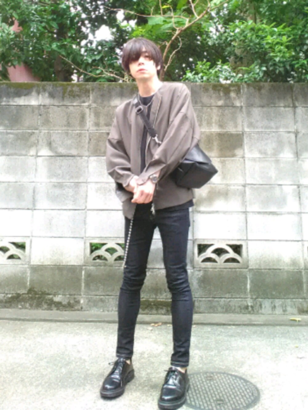 「LIDnM、スキニーデニム、HARE、オーバーサイズ、シンプル、シンプルスタイル、Dr.Martens、ビッグシルエット、雨の日コーデ、ootd」｜「HAREのTWサキソニーブルゾン(HARE)（ブルゾン、ブラック系）」を使った、まこと さん（メンズ・170cm）の夏コーディネートの1枚目の写真