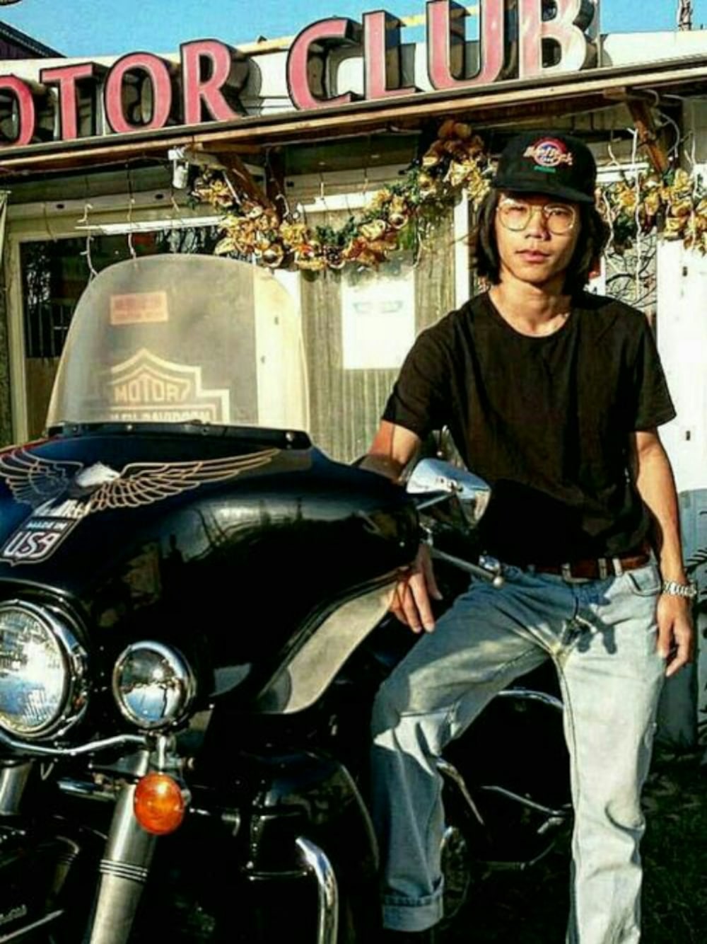 「鐵皮屋餐坊TP Motor Club、Harley Davidson、old rock、大学生、ootd、old 19years boy」｜「POLO RALPH LAURENのアイテム（Tシャツ/カットソー、ブラック系）」を使った、李鈺傑さん（メンズ・170cm）の冬コーディネートの1枚目の写真