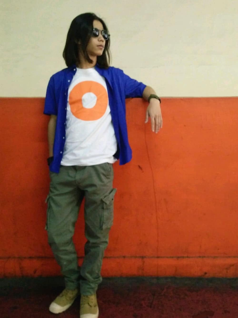 「西門町、停車場、orange、circle、no brand、20ageday」｜「GUのアイテム（シャツ/ブラウス、ブルー系）」を使った、李鈺傑さん（メンズ・170cm）の春コーディネートの1枚目の写真