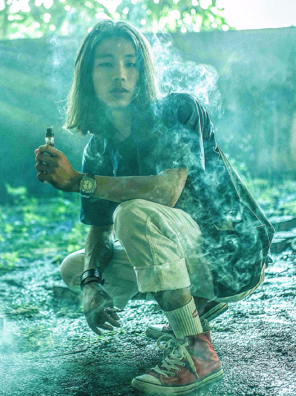 「廢墟、電子菸、煙霧瀰漫、夏コーデ、GU、DKNY、UNIQLO、Coca-Cola、Polo Ralph Lauren、smoke」｜「CITIZENのアイテム（アナログ腕時計、シルバー系）」を使った、李鈺傑さん（メンズ・170cm）の夏コーディネートの1枚目の写真