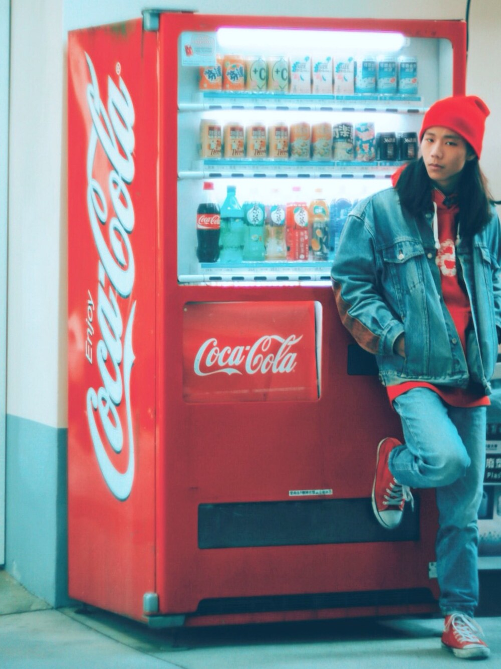 「red、white、Coca-Cola、ootd、冬、お洒落さんとつながりたい、ネイビー、古着MIX、スニーカー、ニット帽」｜「Coca Colaのアイテム（コスチューム/パーティーグッズ、レッド系）」を使った、李鈺傑さん（メンズ・170cm）の冬コーディネートの1枚目の写真