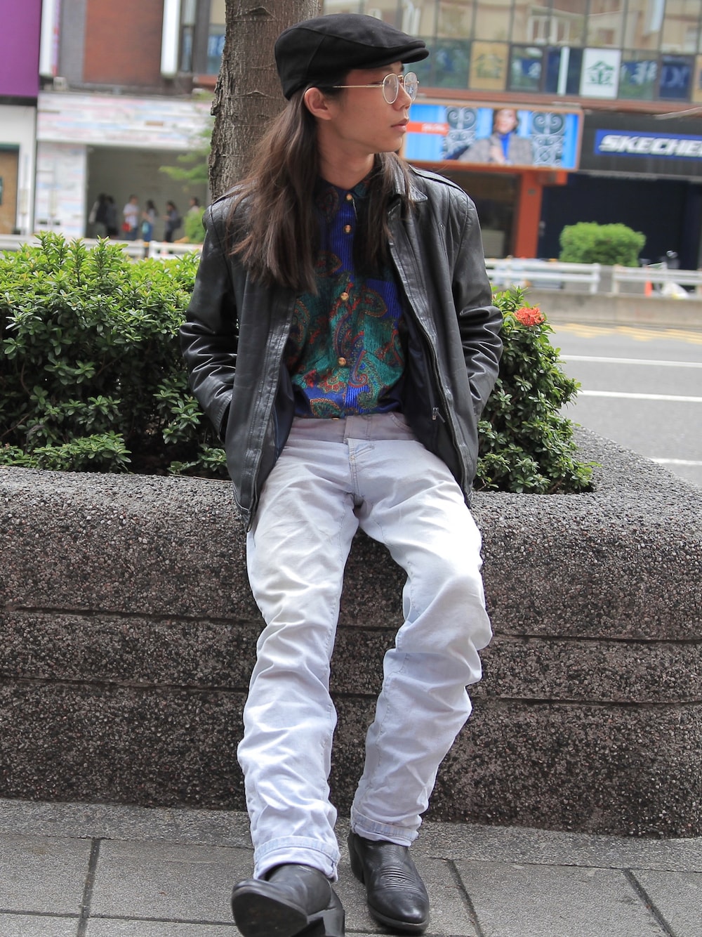 「Smith&Wesson、rock、rocker、oldfashion、Taiwan、秋コーデ、古着MIX、お洒落さんとつながりたい、シンプルコーデ、大人カジュアル」｜「VERSACEのアイテム（デニムパンツ、ブルー系）」を使った、李鈺傑さん（メンズ・170cm）の秋コーディネートの1枚目の写真