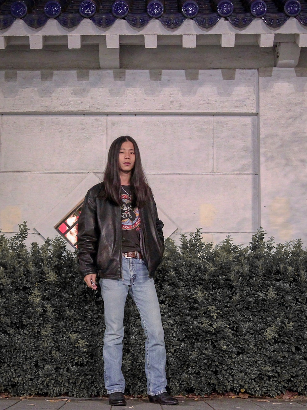 「leatherjacket、KISS Tシャツ、Levis517、smithwesson、秋冬コーデ、シンプル、きれいめカジュアル、Taiwan、1970s、ootd」｜「Levi'sのアイテム（デニムパンツ、ブルー系）」を使った、李鈺傑さん（メンズ・170cm）の秋コーディネートの1枚目の写真