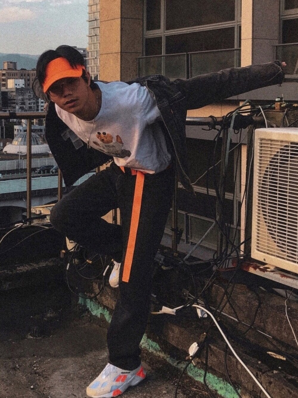 「ootd、街頭穿搭、休閒、復古、白T、牛仔褲、球鞋、古着MIX、台灣、螢光」｜「Levi'sのアイテム（デニムジャケット、グレー系）」を使った、李鈺傑さん（メンズ・170cm）の夏コーディネートの1枚目の写真