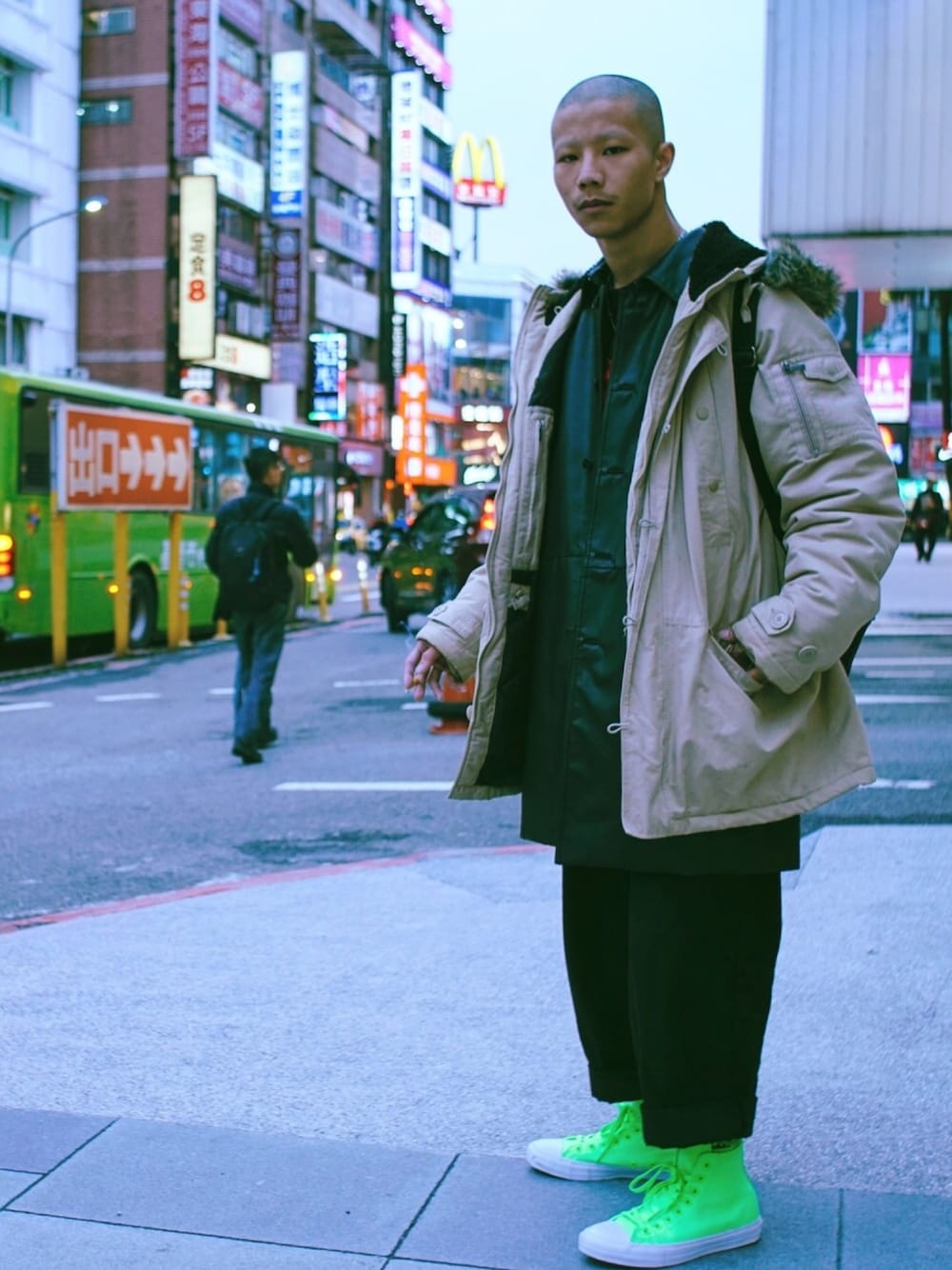 「モノトーン派？カラーコーデ派？、大学生、黒スキニー、基隆、台灣、Taiwan、converse、おしゃれさんと繋がりたい、デニムジャケット」｜李鈺傑さん（メンズ・170cm）の冬コーディネートの1枚目の写真