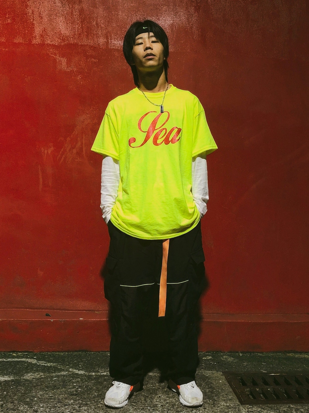 「neonsign、yellow、oversize、WINDANDSEA、街頭穿搭、工裝褲、秋、秋のコーデ」｜「WIND AND SEAのアイテム（Tシャツ/カットソー、イエロー系）」を使った、李鈺傑さん（メンズ・170cm）の秋コーディネートの1枚目の写真