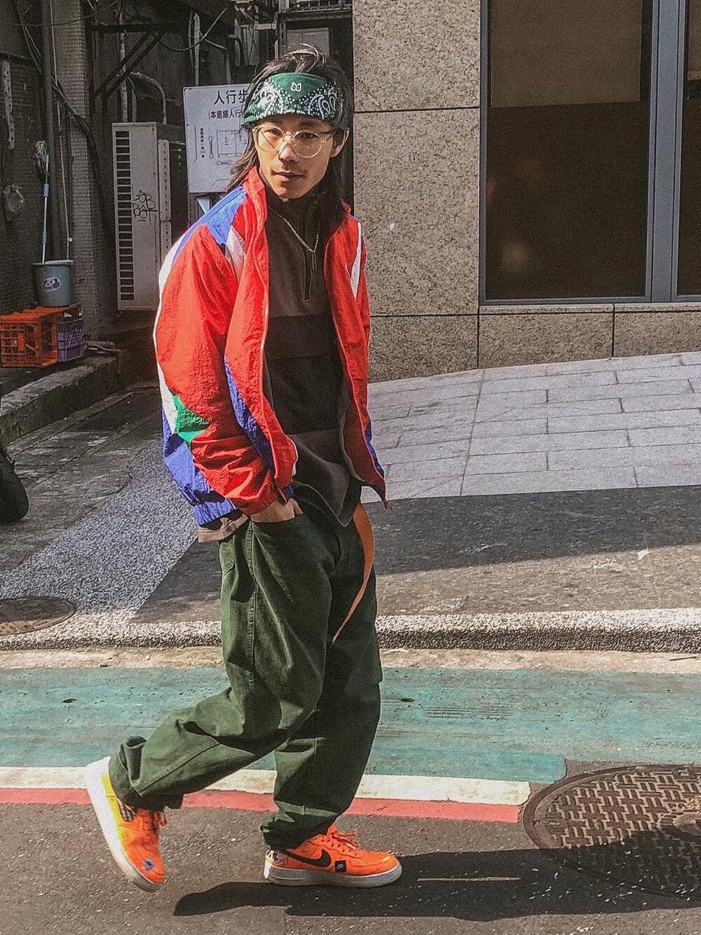 「街頭穿搭、球鞋、休閒、oversize、NIKE、ootd」｜「DEMARCOLABのアイテム（スウェット、グレー系）」を使った、李鈺傑さん（メンズ・170cm）の春コーディネートの1枚目の写真