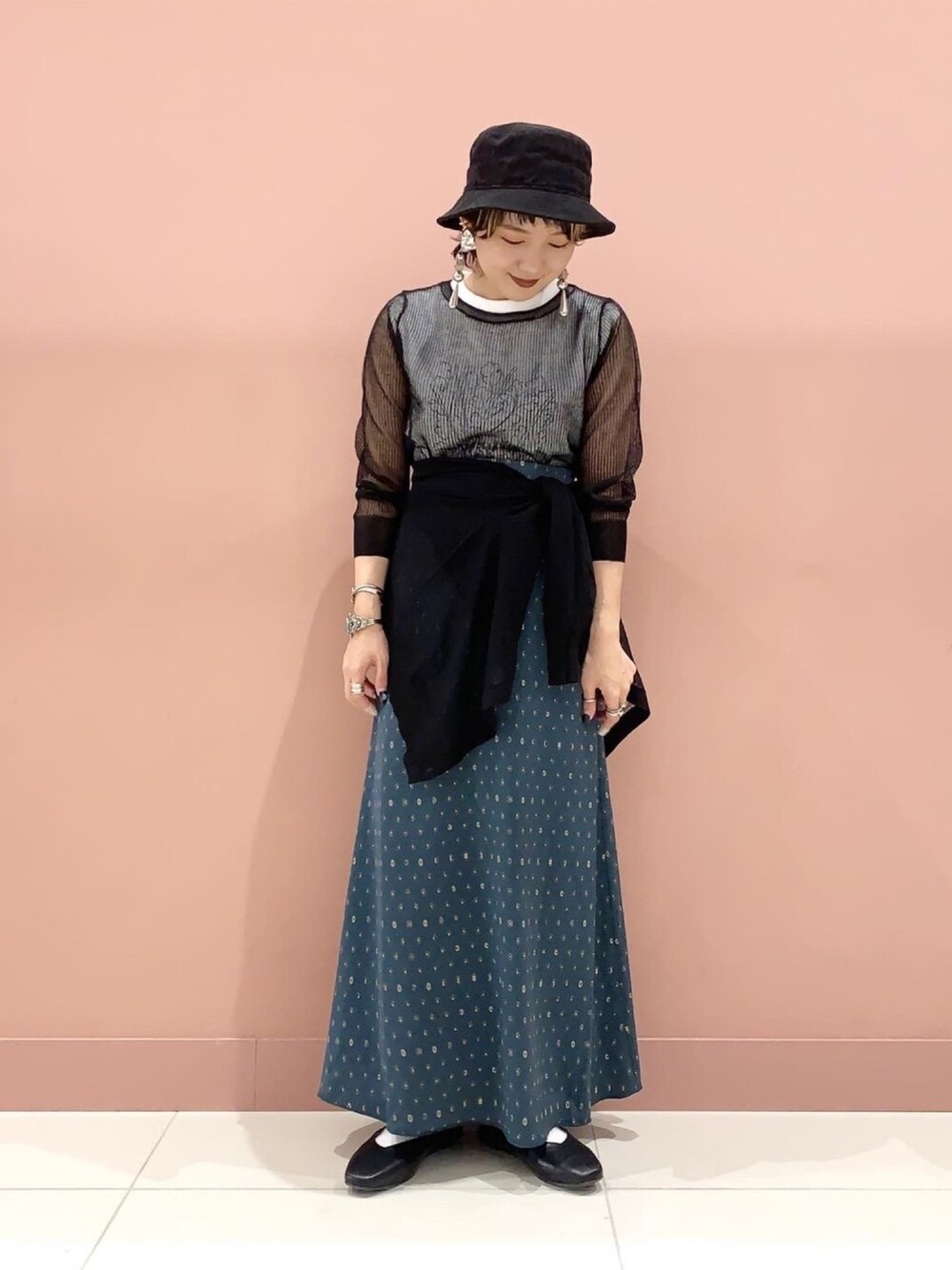ホワイト系のTシャツ/カットソー、ブラック系のニット/セーター、グリーン系のスカートを着用したレディースの夏コーディネートの1枚目の写真