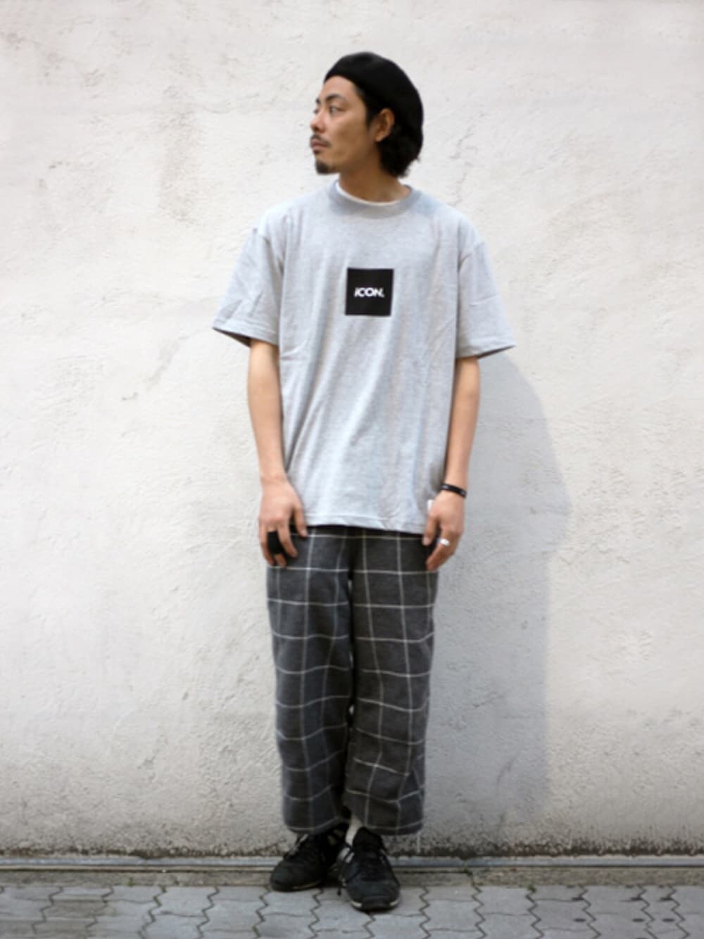 「iCON.、digawel、ワイドパンツ、ベレー帽、スポーツミックス、Tシャツ、チェックパンツ、ワントーンコーデ、モノトーンコーデ、ドラフトナイキ、ナイキ」｜「BLACK EXPERIENCEのアイテム（ハンチング/ベレー帽、ブラック系）」を使った、YUSUKE_WAKAMORIさん（メンズ・178cm）の春コーディネートの1枚目の写真