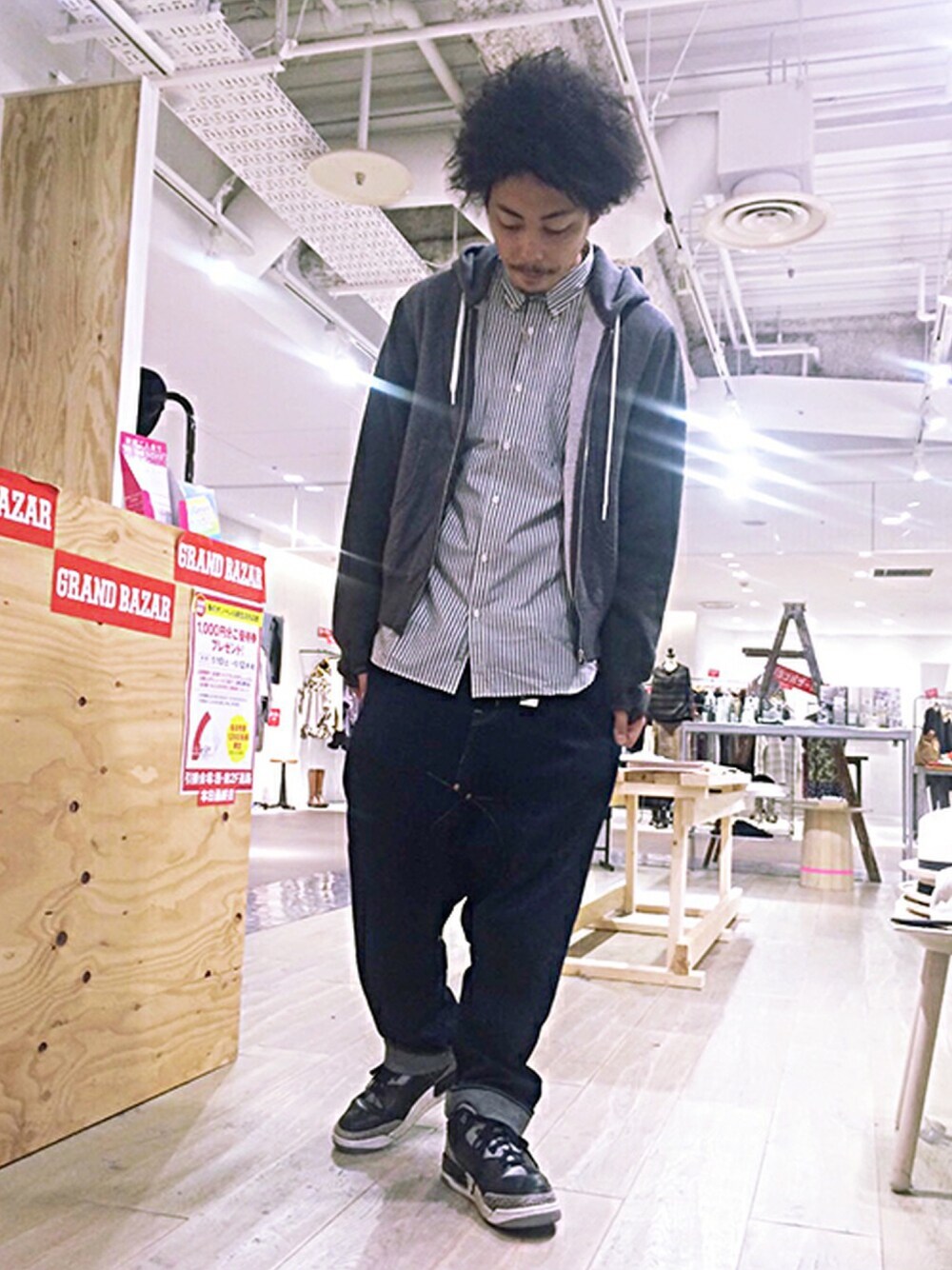 「NIKE、サルエルパンツ、ワイドパンツ、ganryu、インディゴデニム、Tremolo、シャツスタイル、スーツスタイル、elephant blanc、ドラフトナイキ、ナイキ」｜「GANRYUのGANRYU 【ガンリュウ】綿裏毛 × エステルレーヨンフリースパーカー（パーカー、グレー系）」を使った、YUSUKE_WAKAMORIさん（メンズ・178cm）の冬コーディネートの1枚目の写真