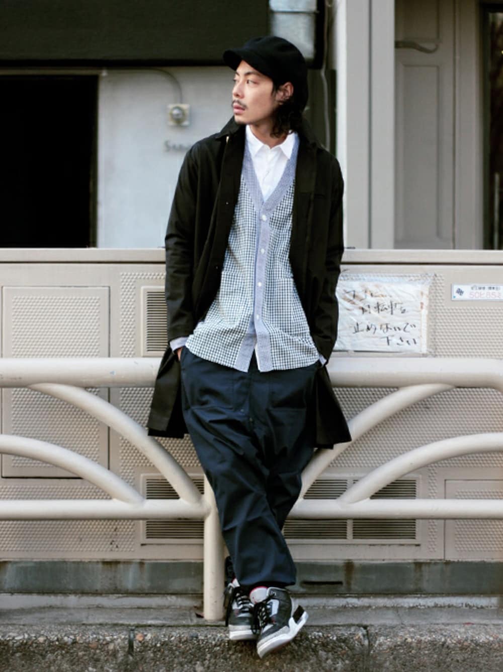「NIKE、サルエルパンツ、ワイドパンツ、ganryu、ハイカットスニーカー、dulcamara、Tremolo、BLACK&BLUE、ドラフトナイキ、ナイキ」｜「DulcamaraのDulcamara チノチノステンカラーコート（ステンカラーコート、ブラック系）」を使った、YUSUKE_WAKAMORIさん（メンズ・178cm）の冬コーディネートの1枚目の写真