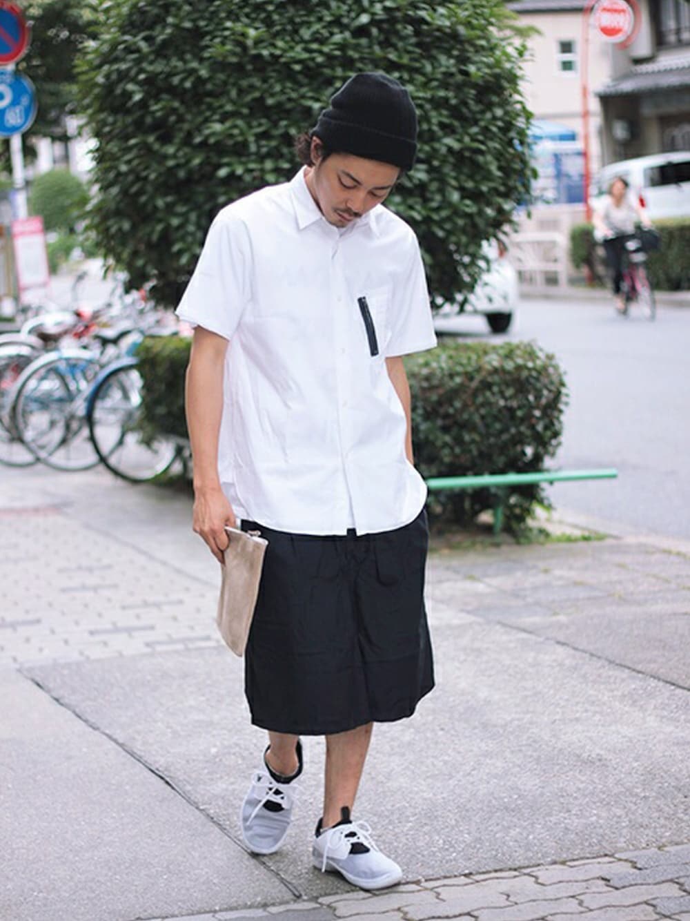 「Tremolo、BLACK&BLUE、Hender Scheme、NIKE、短パン、ドラフトナイキ、ナイキ」｜「BLACK&BLUEのBLACK&BLUE 半袖MA-1シャツ（シャツ/ブラウス、ホワイト系）」を使った、YUSUKE_WAKAMORIさん（メンズ・178cm）の夏コーディネートの1枚目の写真