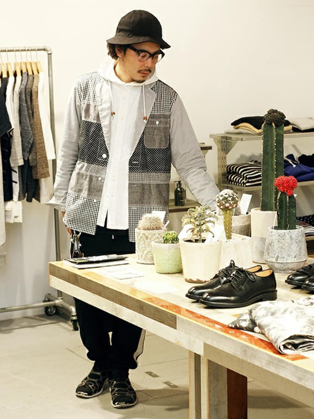 「name.、ハット、サルエルパンツ、ganryu、黒縁メガネ、 GANRYU、ハイテクスニーカー、ドラフトナイキ、ナイキ」｜「NEW YORK HATのNEW YORK HATCO. HAT（ハット、ブラック系）」を使った、YUSUKE_WAKAMORIさん（メンズ・178cm）の春コーディネートの1枚目の写真
