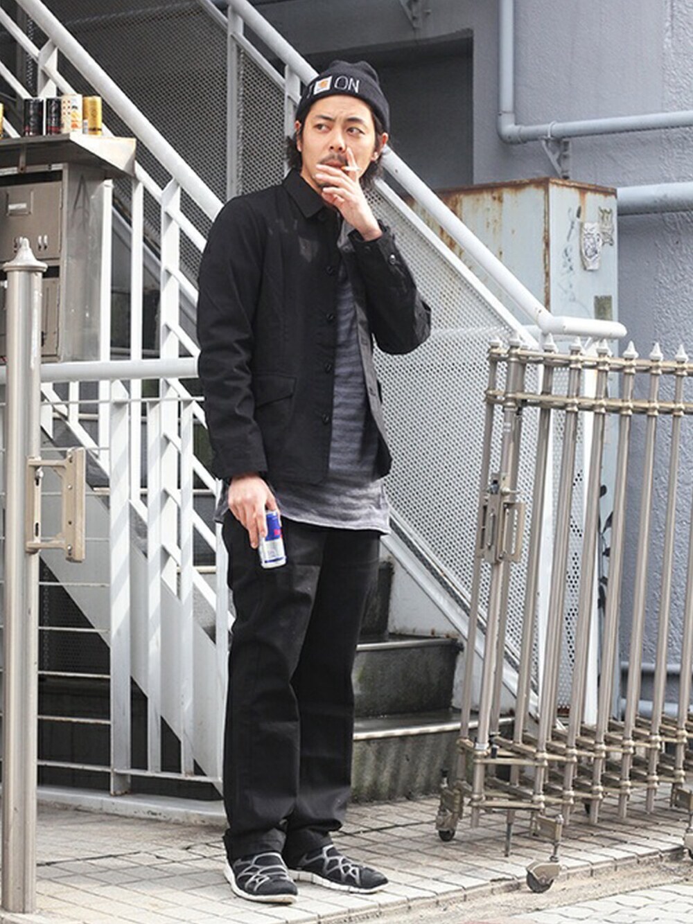 「ブラックコーデ、差し色、iCON.、セットアップスタイル、ドラフトナイキ、ナイキ」｜「AvoidのMARK GONZALES BY AVOID / "ANGEL'S EMBROIDERY JACKET"（カバーオール、ブラック系）」を使った、YUSUKE_WAKAMORIさん（メンズ・178cm）の冬コーディネートの1枚目の写真