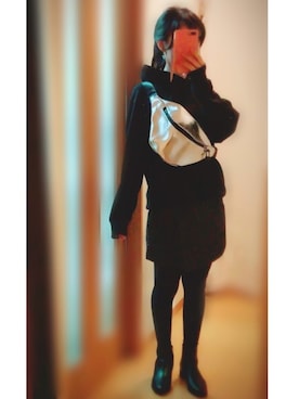 「アイテム（ボディバッグ/ウエストポーチ、シルバー系）」を使った、UsaNa🐰さん（レディース・160cm）の冬コーディネート