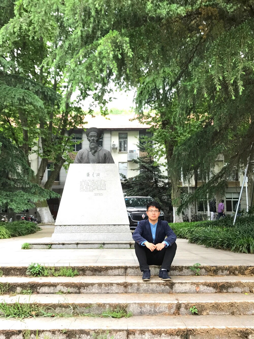 「Selected   のアイテム（テーラードジャケット、ブルー系）」を使った、吴夏溪Jasonさん（メンズ・173cm）の春コーディネートの1枚目の写真