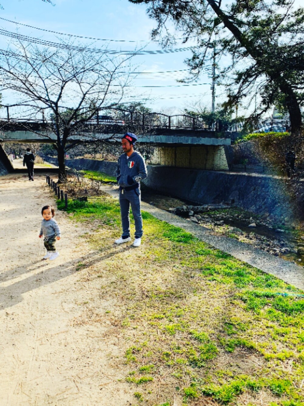 「HYDROGENのアイテム（ジャージ、グレー系）」を使った、tpjoeさん（メンズ・170cm）の春コーディネートの1枚目の写真
