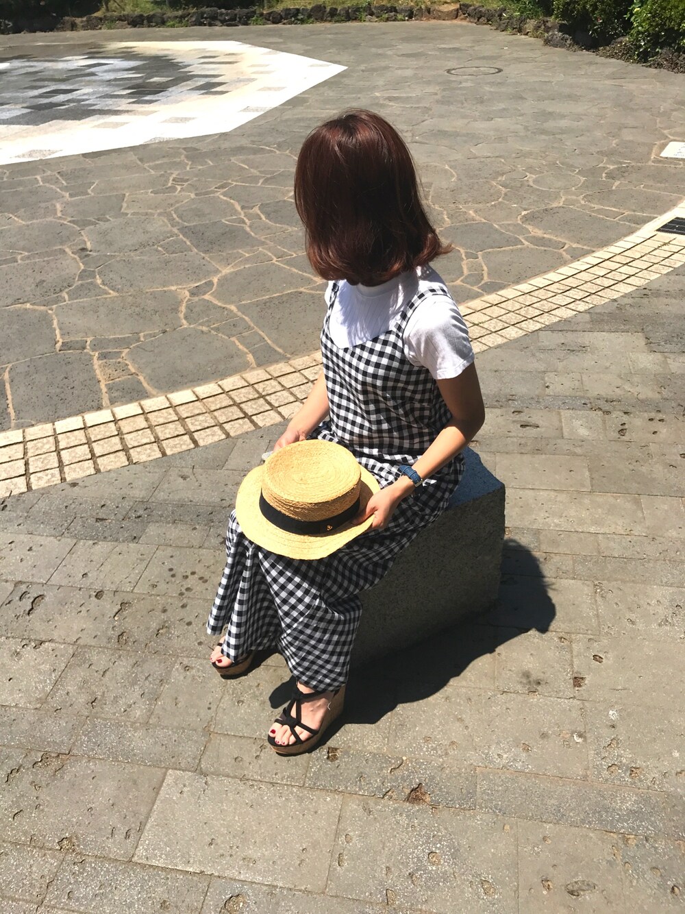 「ギンガムチェック、夏、シンプルコーデ、サロペット、韓国ファッション、白、カンカン帽」｜「韓国のアイテム（サロペット/オーバーオール、その他）」を使った、 T7ekoさん（レディース・156cm）の夏コーディネートの1枚目の写真