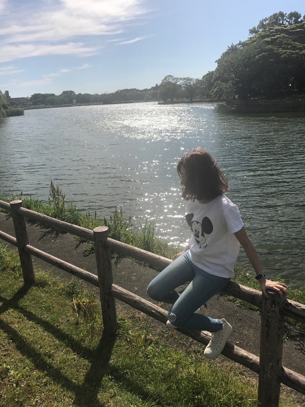 「デニム、ミッキー、MHL.、コンバース、公園スタイル」｜「GLOBAL WORKのディズニープリントTシャツ半袖 Women/750083（Tシャツ/カットソー、ホワイト系）」を使った、 T7ekoさん（レディース・156cm）の夏コーディネートの1枚目の写真