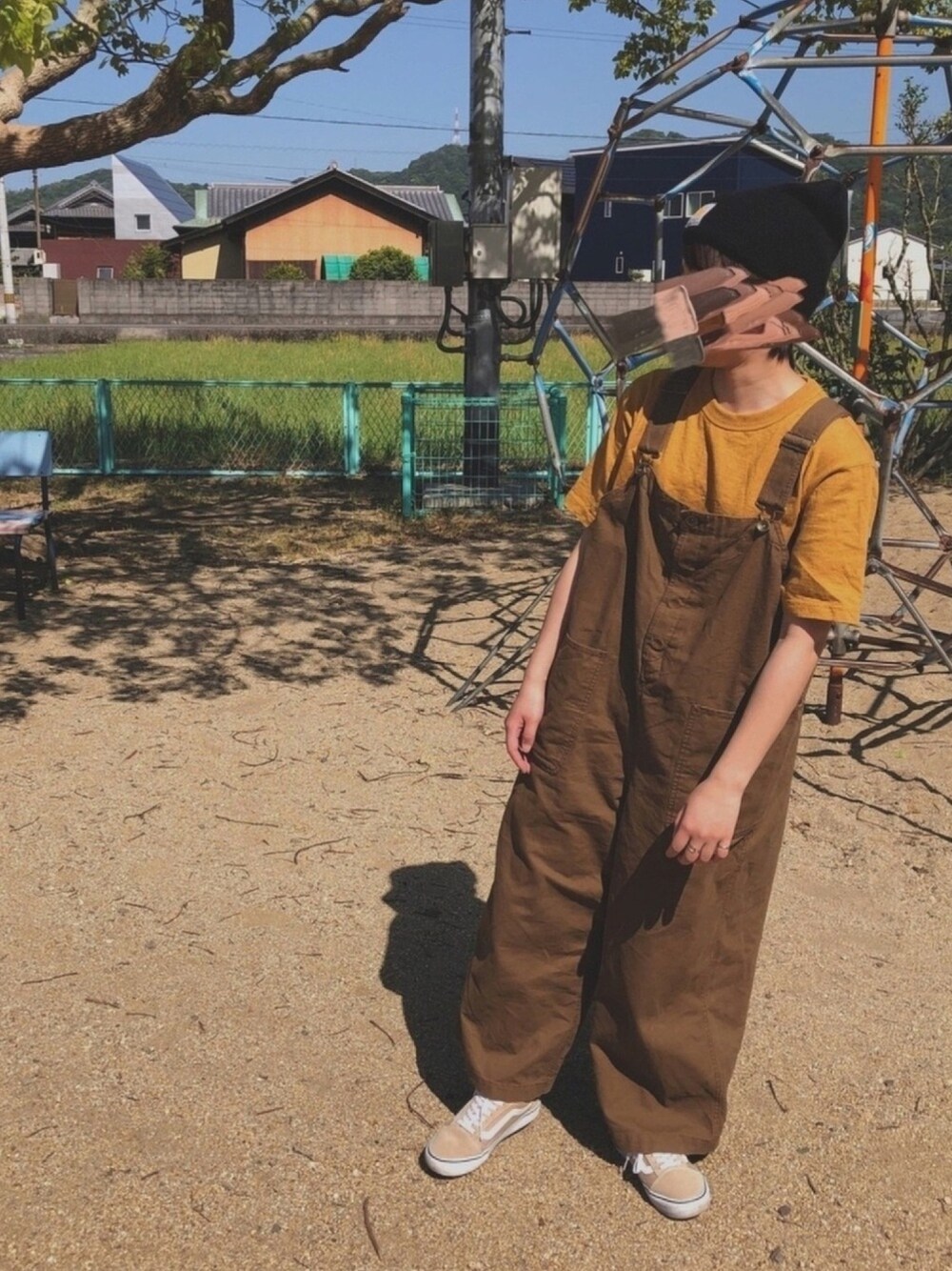 「今日のコーデ、ストリート、メンズライク、暖色系、フォローミー」｜「niko and...のダックワイドサロペット（サロペット/オーバーオール、ブラウン系）」を使った、れなさん（レディース・157cm）の春コーディネートの1枚目の写真