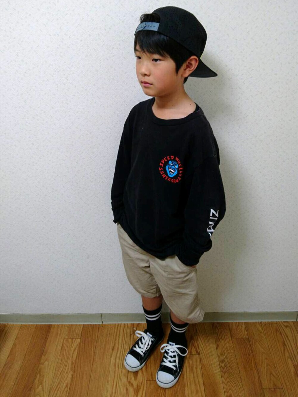 「キッズコーデ、スニーカー」｜「NIKE SBのキッズ ナイキ スケートボーディング キャップ 帽子 NIKE SB performance trucker（キャップ、ブラック系）」を使った、颯さん（キッズ・130cm）の春コーディネートの1枚目の写真