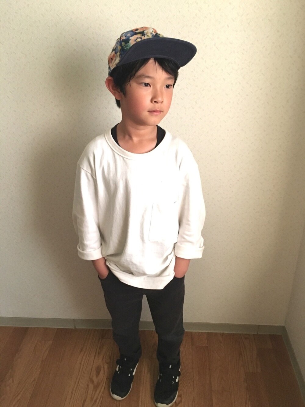 「VANS、ゆるコーデ、シンプル、ディッキーズ(Dickies)」｜「UNIQLOのクルーネックT（7分袖）（Tシャツ/カットソー、ホワイト系）」を使った、颯さん（キッズ・130cm）の春コーディネートの1枚目の写真