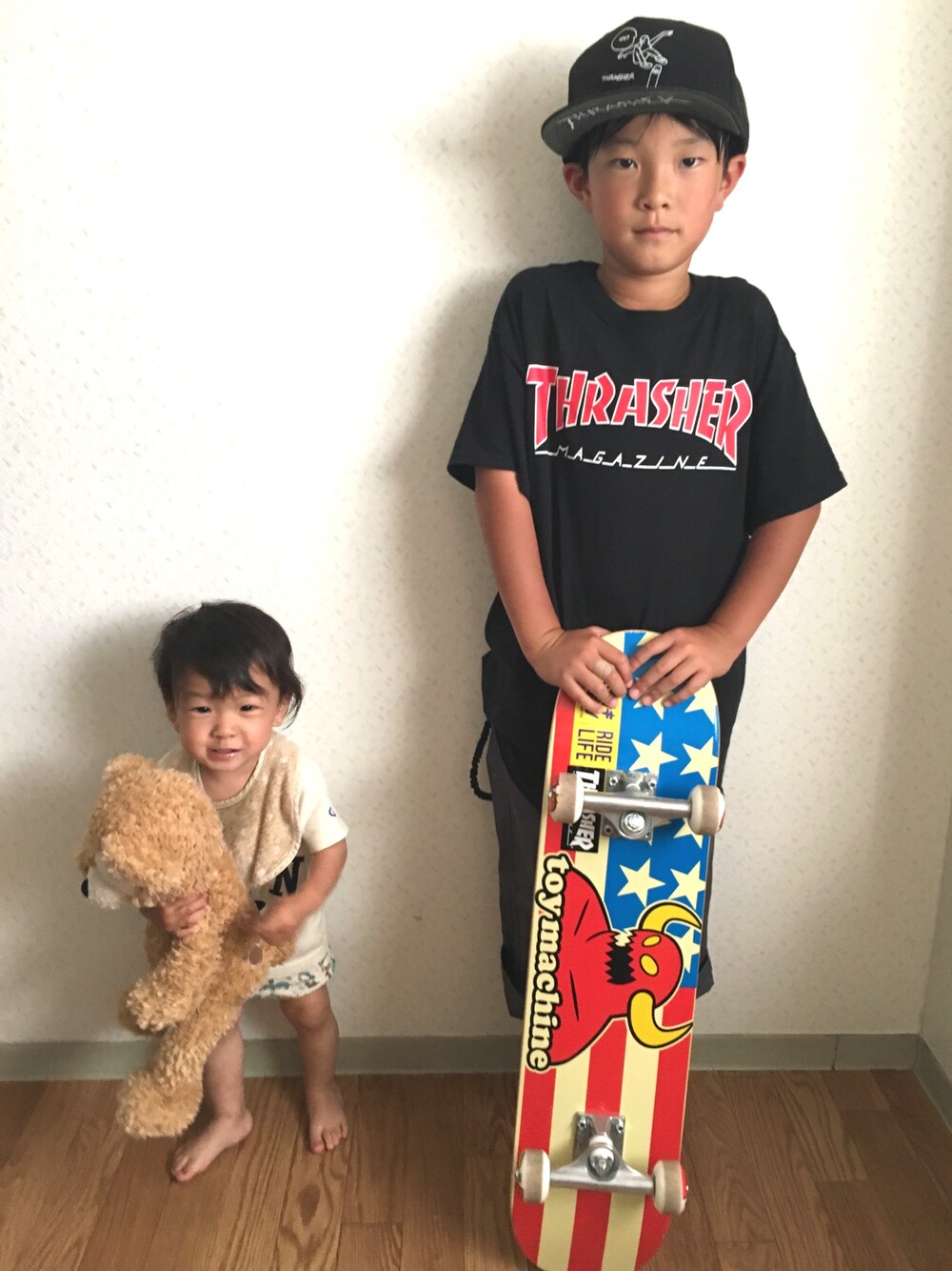 「スケータースタイル、兄弟コーディネート、THRASHER、コンバース」｜「THRASHERのTHRASHER / スラッシャー : キモウツイルCAP（キャップ、ブラック系）」を使った、颯さん（キッズ・130cm）の春コーディネートの1枚目の写真
