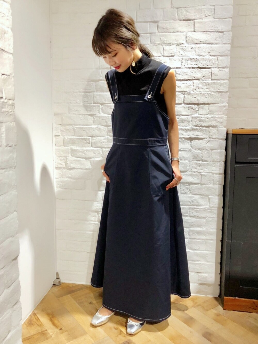 「大人カジュアル、アパートバイローリーズ、ジャンパースカート、バレエシューズ、夏コーデ、ノースリーブ、apartbylowrys、オトナカジュアル、晩夏、スクエアトゥ」｜「A part byの12GRyNyタートルNS 800309（ニット/セーター、ブラック系）」を使った、cocoさん（レディース・158cm）の夏コーディネートの1枚目の写真