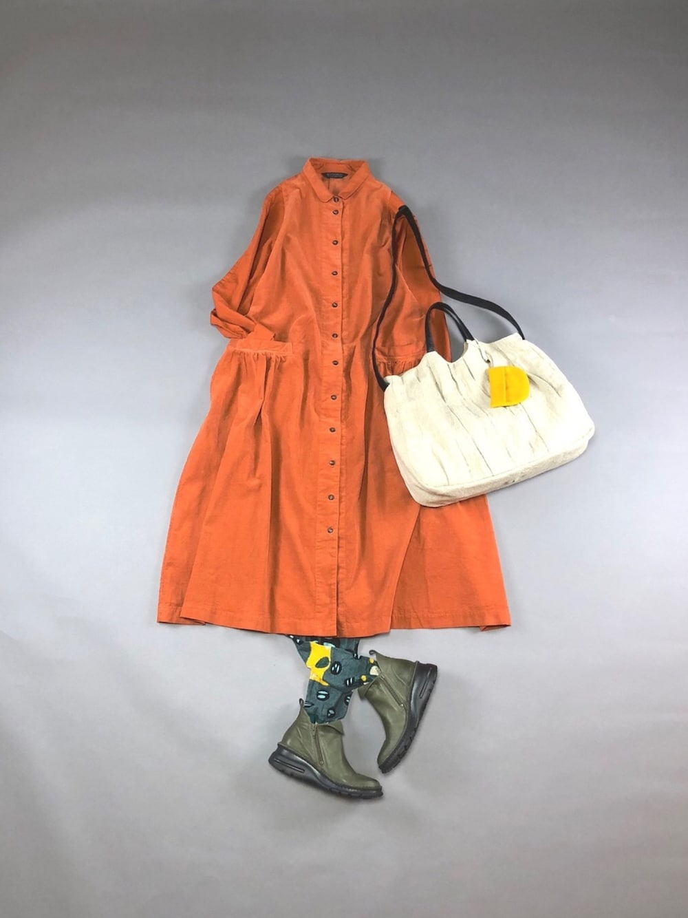 オレンジ系のワンピース/ドレス、オレンジ系のワンピース/ドレス、ベージュ系のバッグを着用したレディースの秋コーディネートの1枚目の写真