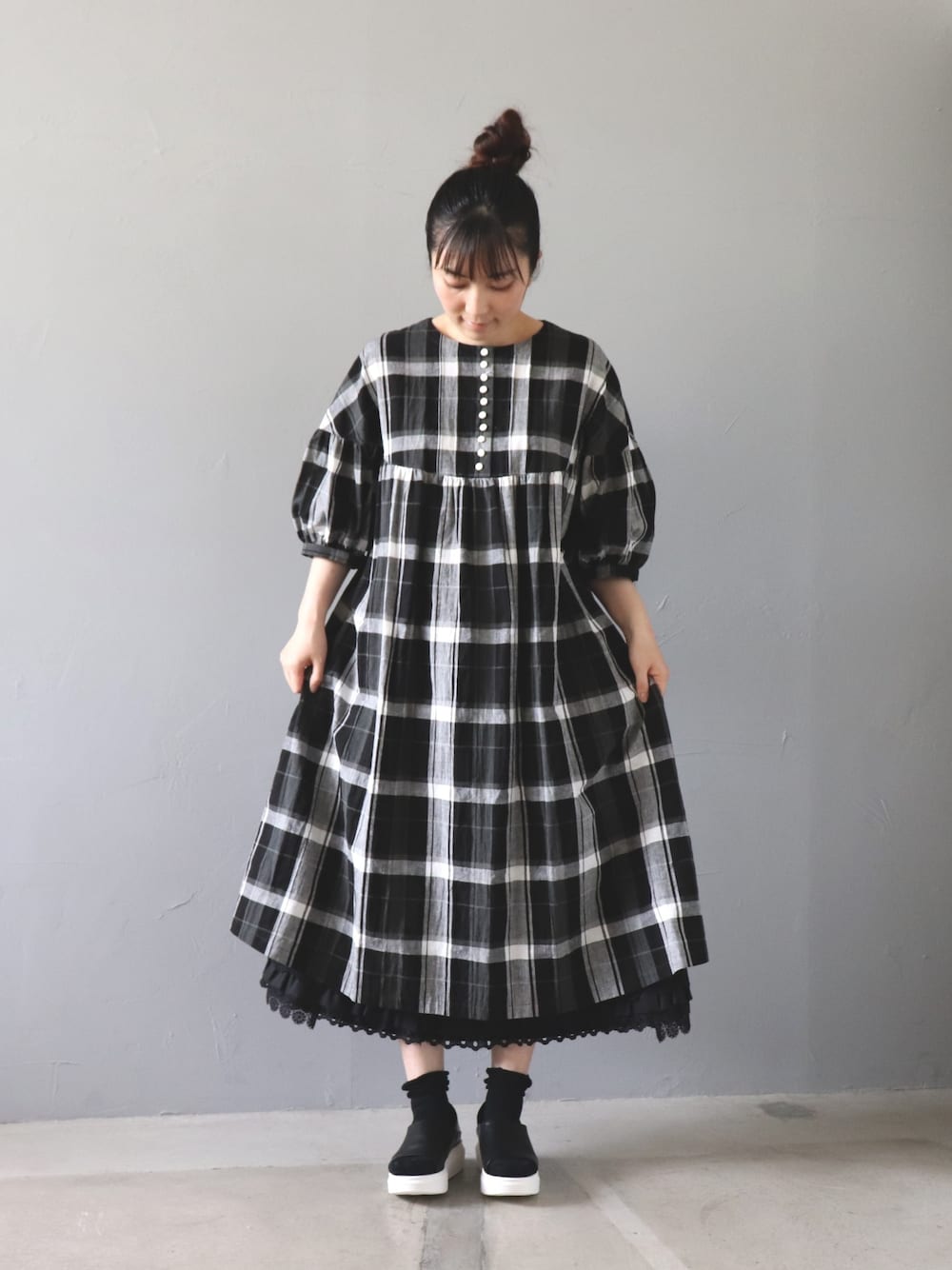 ブラック系のワンピース/ドレス、ブラック系のスカート、ブラック系のサンダルを着用したレディースの春コーディネートの1枚目の写真