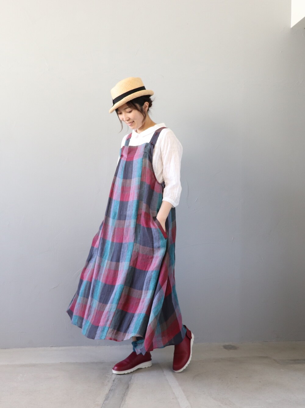 ホワイト系のシャツ/ブラウス、レッド系のジャンパースカート、レッド系のシューズを着用したレディースの夏コーディネートの1枚目の写真