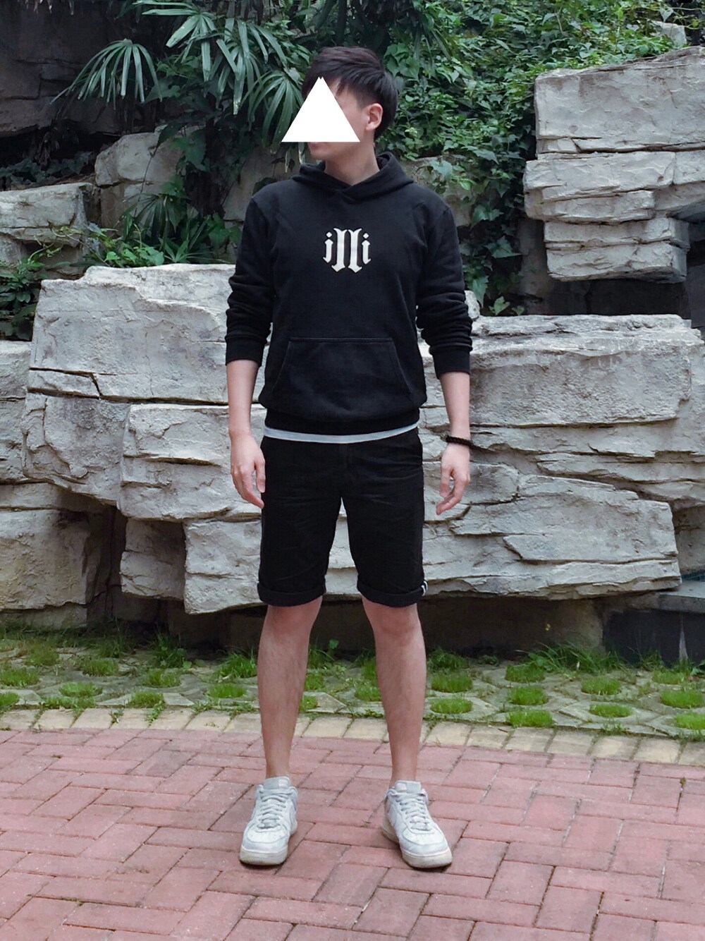 ブラック系のモッズコート、ホワイト系のシューズ、ブラック系のカーゴパンツを着用したメンズの春コーディネートの1枚目の写真