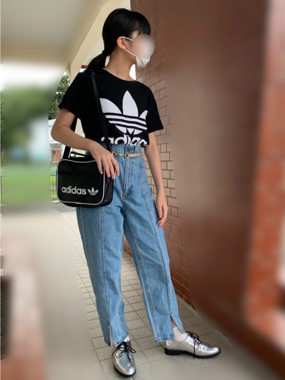 「カジュアルコーデ、GU、中学生、中1、adidas、シルバーシューズ、デニム、プチプラ、休日スタイル、おんなのこ」｜「GUのアイテム（デニムパンツ、ブルー系）」を使った、chitaroさん（キッズ・140cm）の秋コーディネートの1枚目の写真