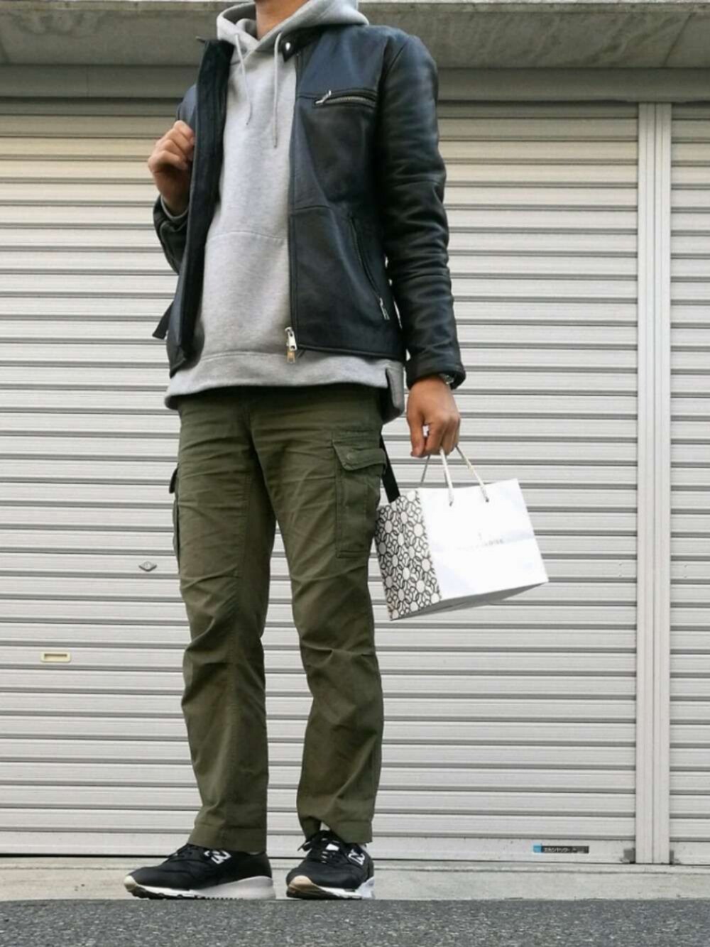 「大人カジュアル、ライダース、スニーカー、カーキ、パーカー」｜「green label relaxingのシングルライダース（ライダースジャケット、ブラック系）」を使った、SHUHEI⛱️さん（メンズ・174cm）の春コーディネートの1枚目の写真