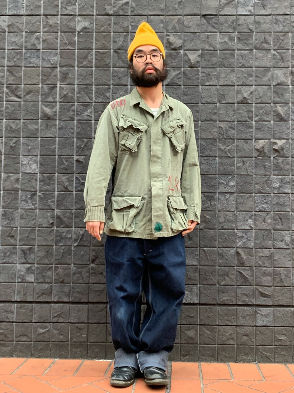 「ミリタリー、カジュアルコーデ、古着MIX、アメカジ、ゆるコーデ、オーバーサイズ、帽子×メガネ、vintage」｜「VINTAGEのアイテム（ミリタリージャケット、グリーン系）」を使った、monjara0710さん（メンズ・165cm）の春コーディネートの1枚目の写真