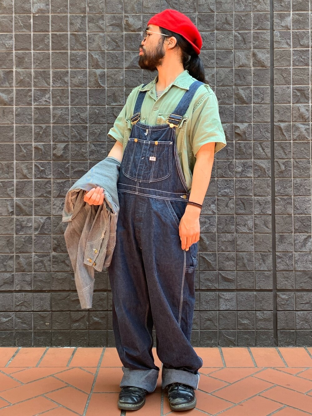 「ゆるコーデ、ビッグシルエット、初夏コーデ、カジュアル、リラックススタイル、古着MIX、ミリタリー、vintage、メガネ男子」｜「VINTAGEのアイテム（キャスケット、レッド系）」を使った、monjara0710さん（メンズ・165cm）の夏コーディネートの1枚目の写真