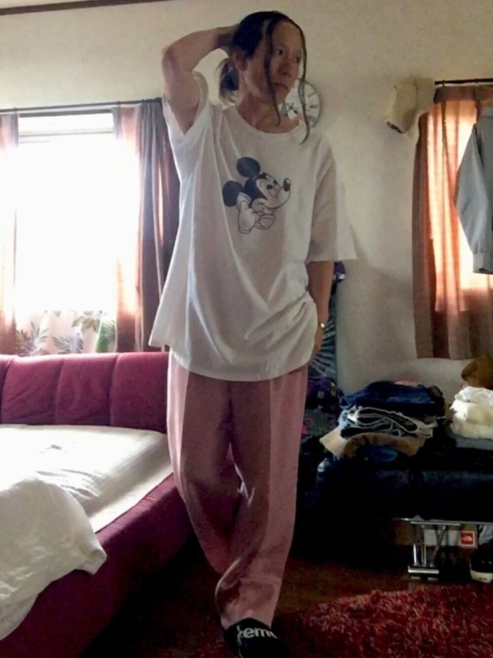 ホワイト系のTシャツ/カットソー、ピンク系のパンツ、ブラック系のサンダルを着用したメンズの春コーディネートの1枚目の写真