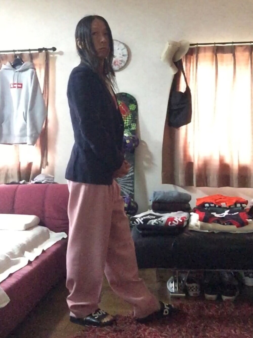 ブルー系のデニムジャケット、ホワイト系のTシャツ/カットソー、ピンク系のその他パンツを着用したメンズの春コーディネートの1枚目の写真