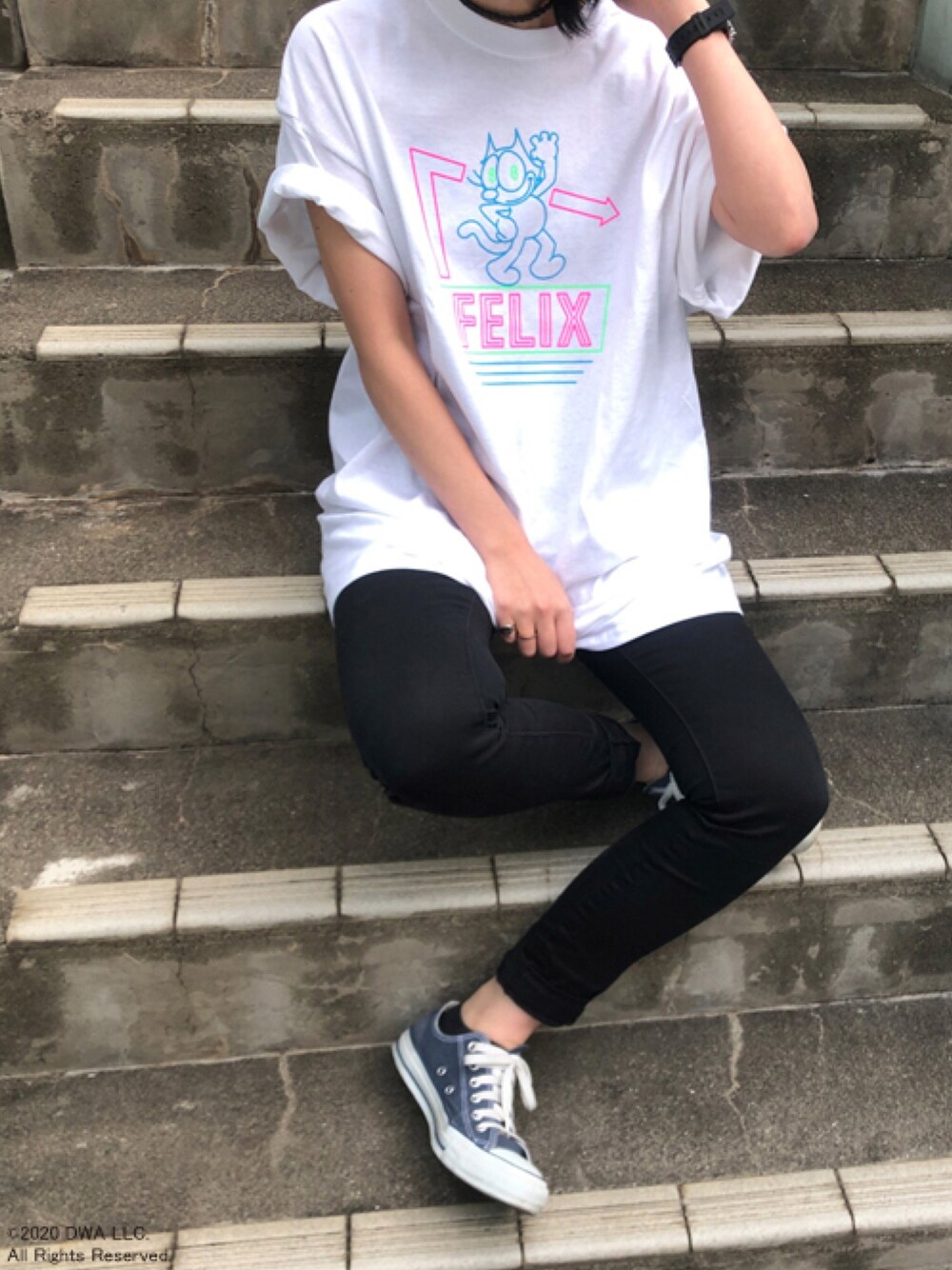 ホワイト系のTシャツ/カットソー、ブラック系のパンツ、ブルー系のスニーカーを着用したレディースの春コーディネートの1枚目の写真