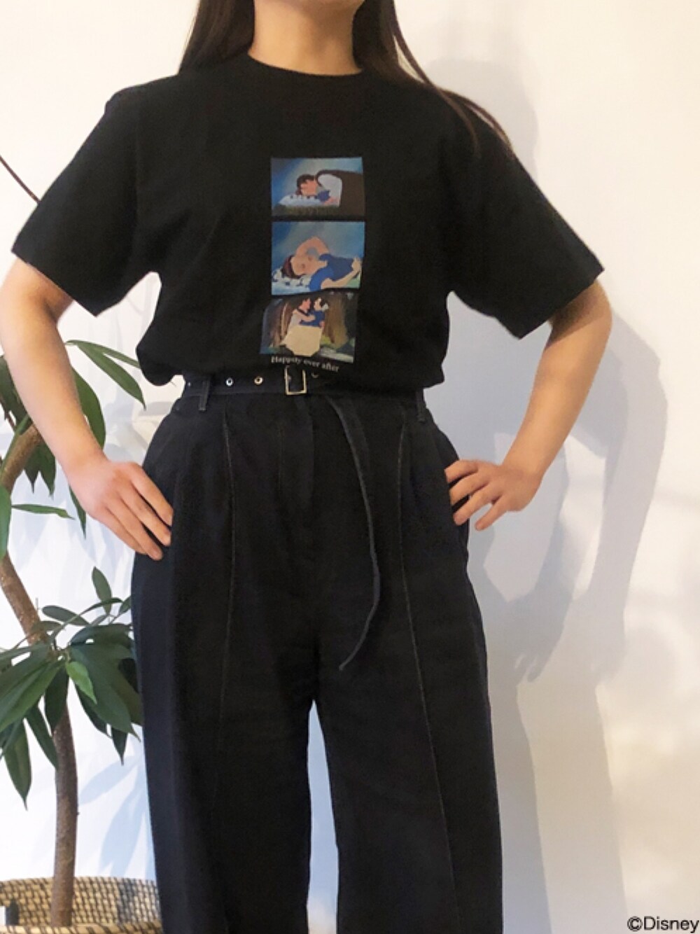 ブラック系のTシャツ/カットソーを着用したレディースの春コーディネートの1枚目の写真