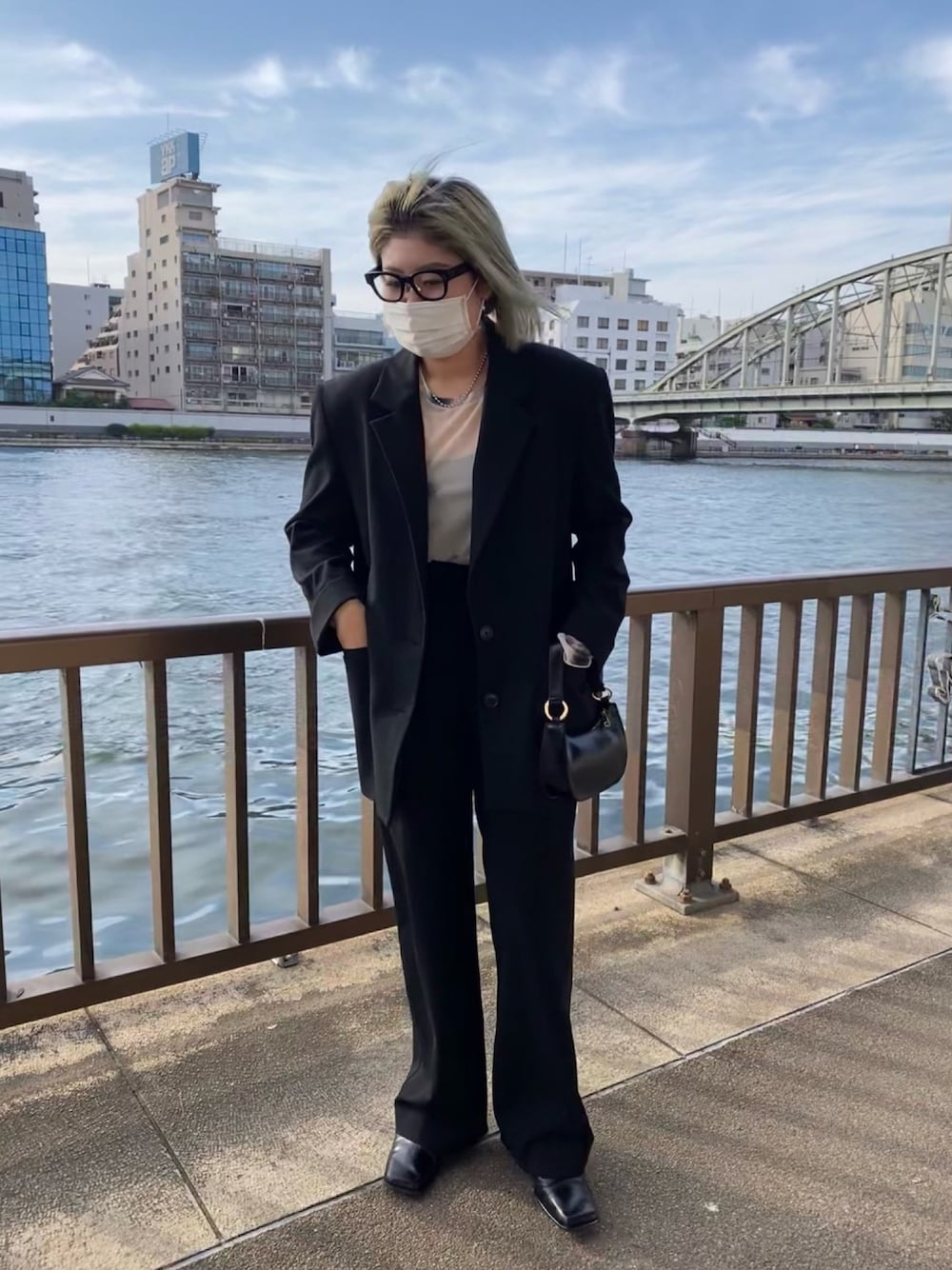 「ootd、休日コーデ、春コーデ、モノトーン、モード、オールブラック、シアーシャツ、タイダイ柄、ジャケット、セットアップ」｜「ZARAのアイテム（テーラードジャケット、ブラック系）」を使った、Hlさん（レディース・161cm）の春コーディネートの1枚目の写真