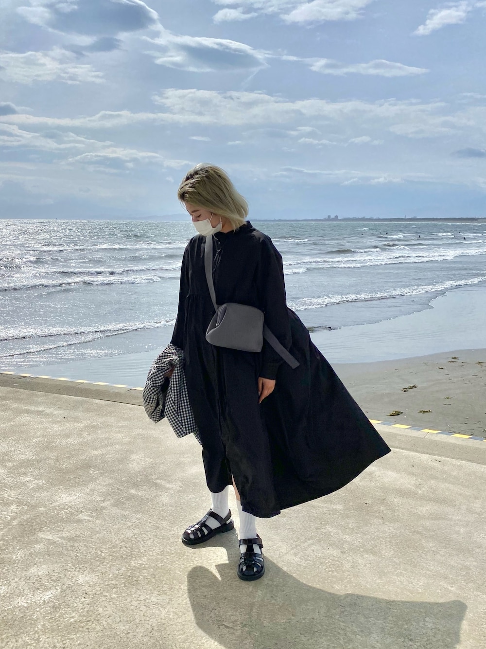 「ootd、korea、韓国ファッション、春コーデ、シンプルコーデ、オールブラック、モノトーン、ワンピース、ジャケット、サンダルに靴下」｜「OSOIの＜OSOI（オソイ）＞MINI BROT バッグ（ショルダーバッグ、グレー系）」を使った、Hlさん（レディース・161cm）の春コーディネートの1枚目の写真