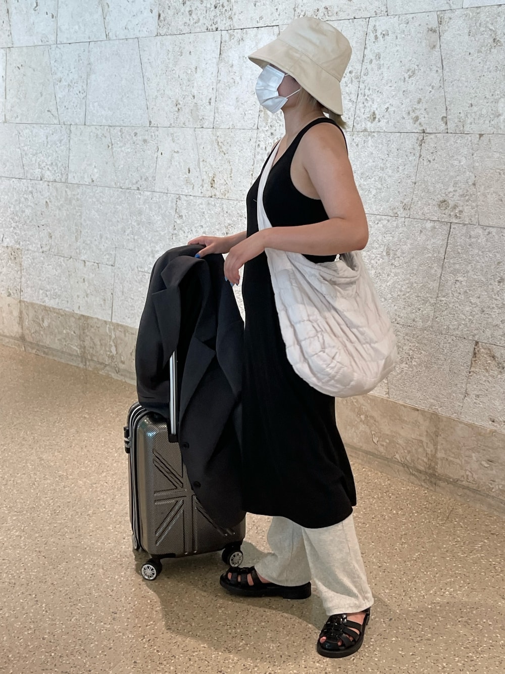 「ootd、korea、韓国ファッション、今日のコーデ、夏コーデ、旅行、レイヤードスタイル、モノトーン、バケットハット、ノースリーブワンピース」｜「H&Mのアイテム（ワンピース、ブラック系）」を使った、Hlさん（レディース・161cm）の春コーディネートの1枚目の写真