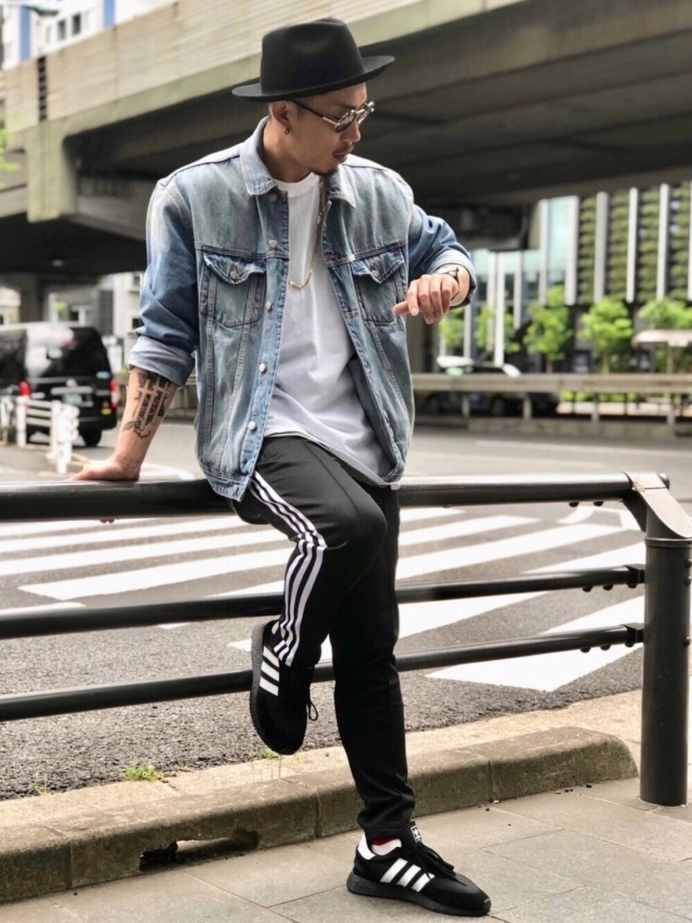 ブルー系のデニムジャケット、ホワイト系のTシャツ/カットソー、ブラック系のスウェットパンツを着用したメンズの春コーディネートの1枚目の写真