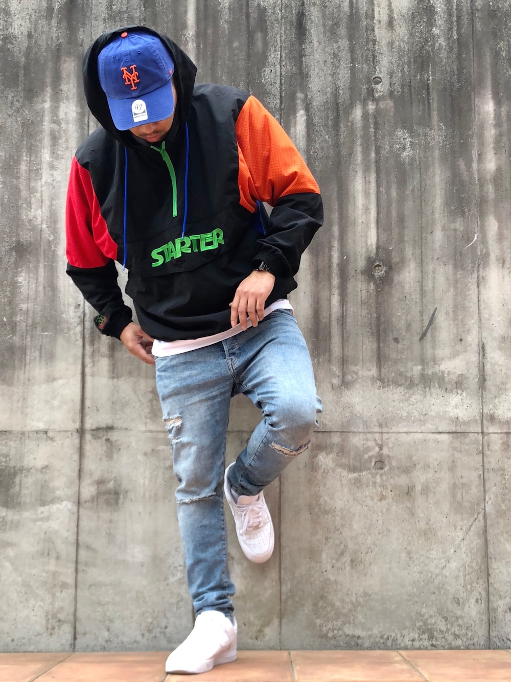 その他のジャケット/アウター、ホワイト系のTシャツ/カットソー、ブルー系のパンツを着用したメンズの春コーディネートの1枚目の写真