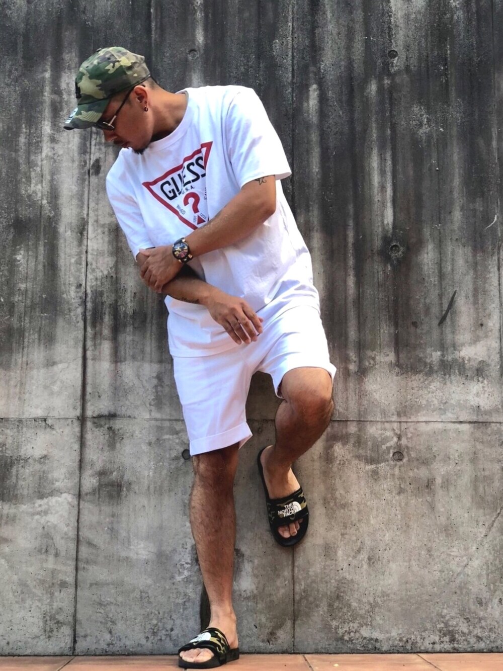 ホワイト系のTシャツ/カットソー、ホワイト系のその他パンツ、グリーン系のサンダルを着用したメンズの夏コーディネートの1枚目の写真