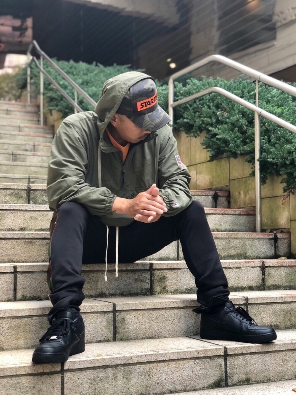 「スポーツMIX'18秋、アノラックパーカー、カモフラ、キャップ、airforce1、ラインパンツ、カーキ、ビッグシルエット、秋のコーデ、フード被り」｜「STARTERの【STARTER】CAMO M-TYPE CAP / 【スターター】カモフラ　エムタイプ　キャップ（キャップ、グリーン系）」を使った、†Kenwayne†さん（メンズ・180cm）の秋コーディネートの1枚目の写真