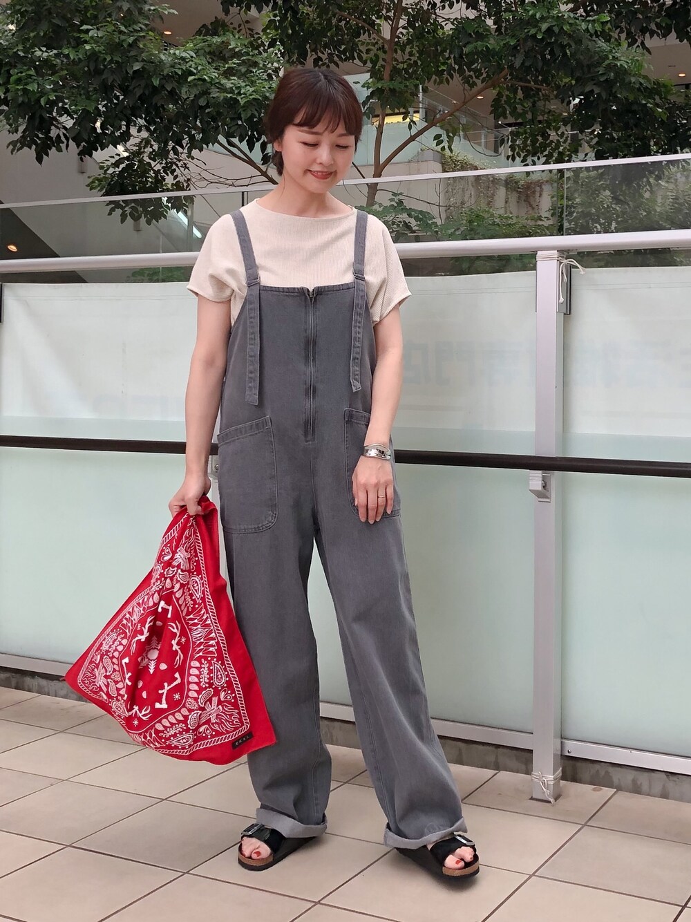 「カジュアルコーデ、アウトドアスタイル、サロペット、ビルケンシュトック、URBAN RESEARCH DOORS、アーバンリサーチドアーズ、EKAL」｜「URBAN RESEARCH DOORSのコットンリネンボートネック（Tシャツ/カットソー、ホワイト系）」を使った、かみやまさん（レディース・160cm）の春コーディネートの1枚目の写真